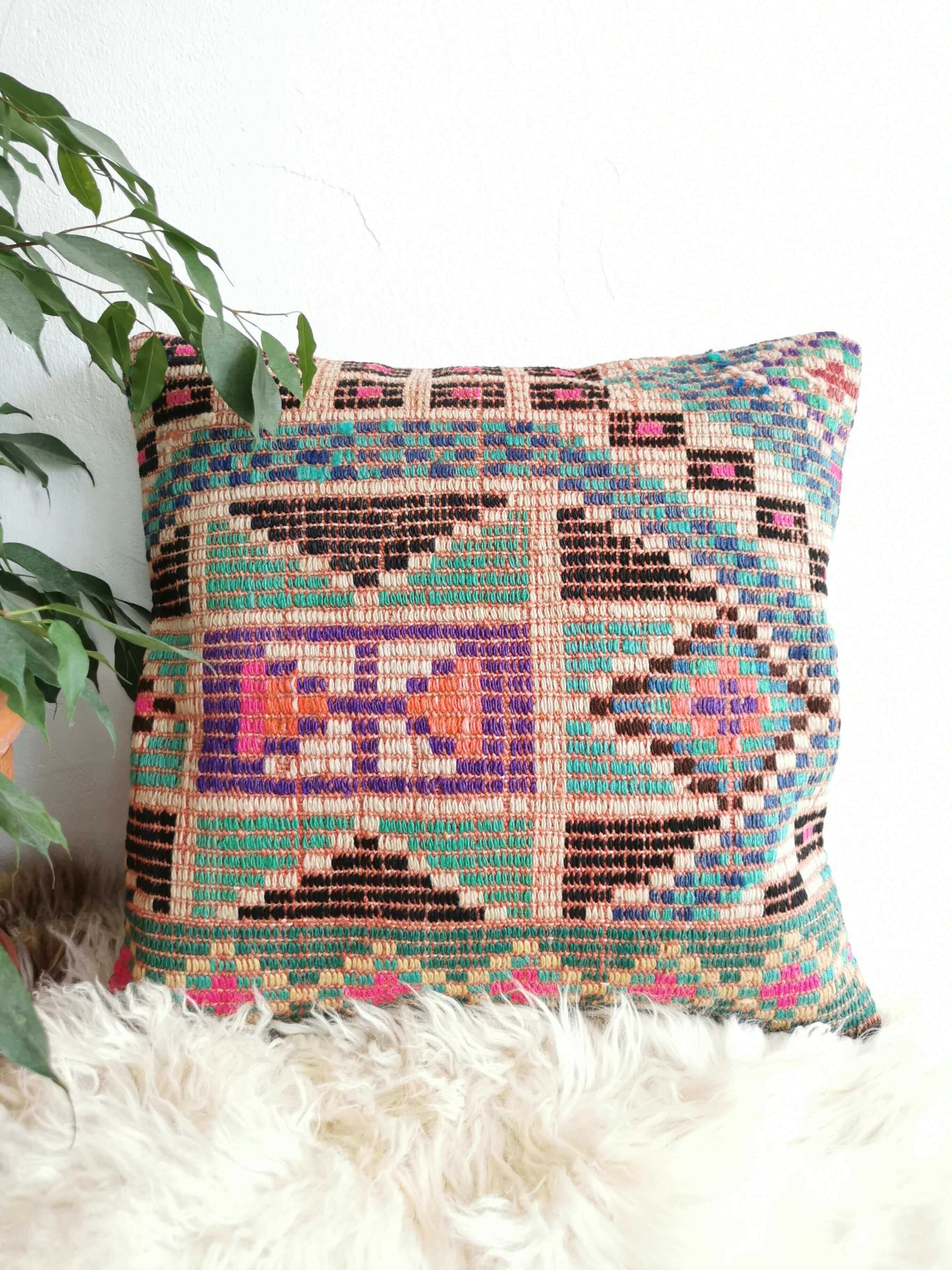 Pink kilim online pillow